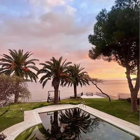 Bueyuekada I Private Pier & Seawater Pool Villa