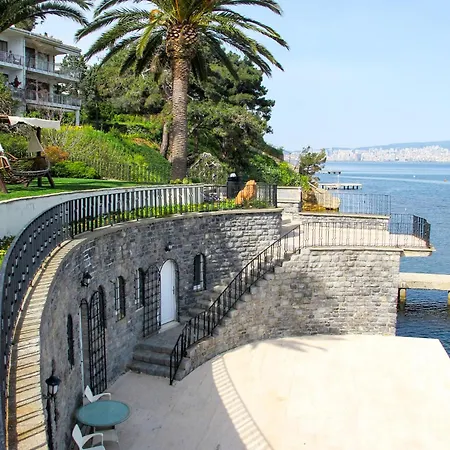 Bueyuekada I Private Pier & Seawater Pool Istanbul